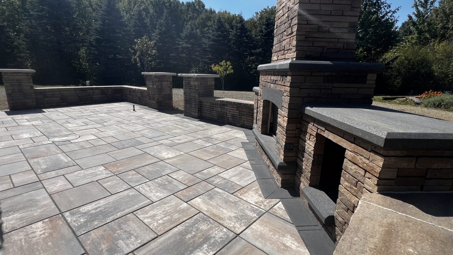 Outdoor living space in Auburn township Ohio. Enjoy an outdoor kitchen in the 44023 zip code build by Carmel landscapes in Middlefield Ohio