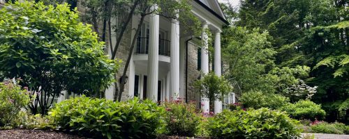 Mulch and Bed Maintenance landscaper servings a property in Gate Mills and hunting Valley Ohio